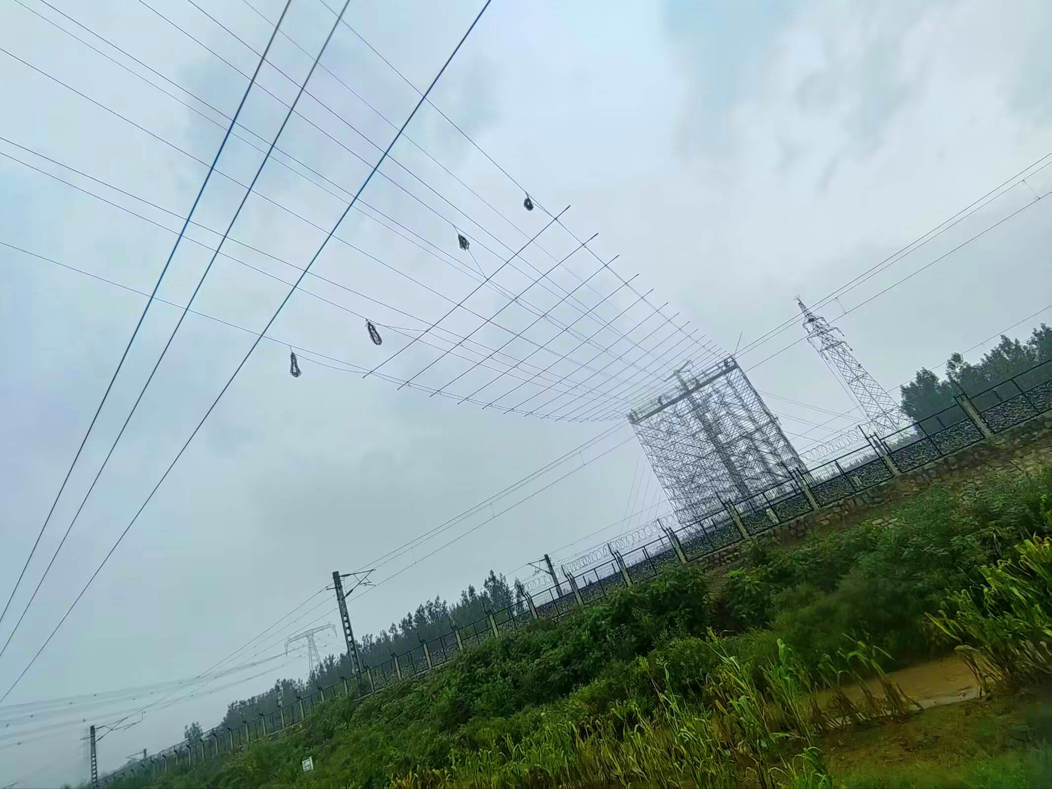 泰安市公鐵聯(lián)運(yùn)物流產(chǎn)業(yè)園建設(shè)涉及的110kV 汶龍線東山龍支線遷改工程跨越國電泰安疏K4+100,K2+430處拆除工程
